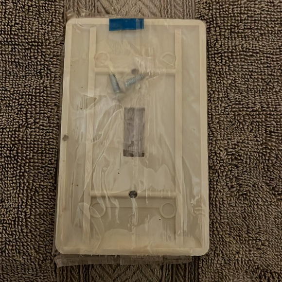 45 single switch switch plates new in plastic with screws cream color bit dusty - Picture 3 of 3